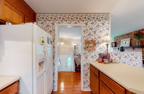 Lake Junaluska House | Dutch Treat | Vintage charmer in Lake Junaluska with mountain views & sunroom