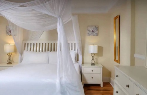 Uptown - Upper Duval House | Duval Gardens King Adults Only at The Guesthouses at Southernmost Beach Resort