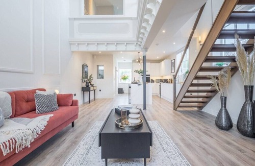 Duxford Apartment | Duxford - Stunning 18th Century Church Conversion