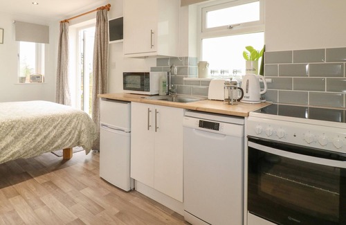 Holestone Moor Apartment | DWARADIN, pet friendly, with hot tub in Matlock