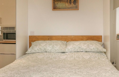 Holestone Moor Apartment | DWARADIN, pet friendly, with hot tub in Matlock