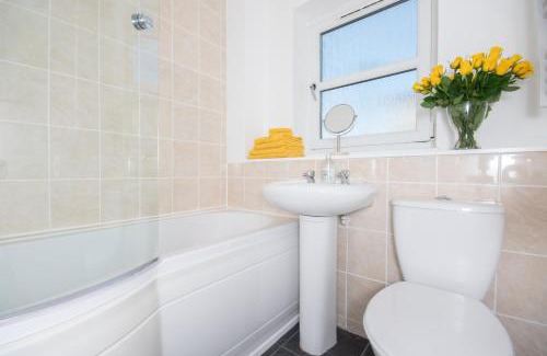 Central Aberdeen Apartment | Dwellcome Home Ltd 2 Bedroom King & Double Central Apartment, Free Allocated Barrier Secured Parking Space at rear entrance & Fast WIFI, Ideal for long term contractor, corporate, etc stays, Regular housekeeping option - see our site for assurance
