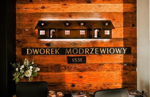 Krasnik Hotel | Dworek Modrzewiowy