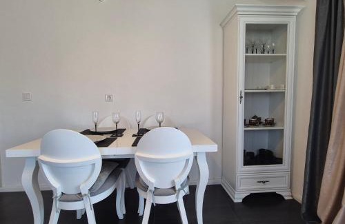 Igalo Apartment | E&E Apartments Paradise Valley