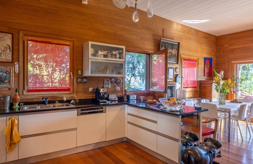 Valle-de-Campoloro House | E Tre Petre wooden house with magnificent sea views and a large garden planted with trees