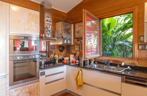 Valle-de-Campoloro House | E Tre Petre wooden house with magnificent sea views and a large garden planted with trees