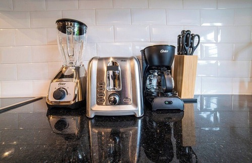 Granada Apartment | E203 - Cool 2-bed with Fast WiFi, hot water, A/C