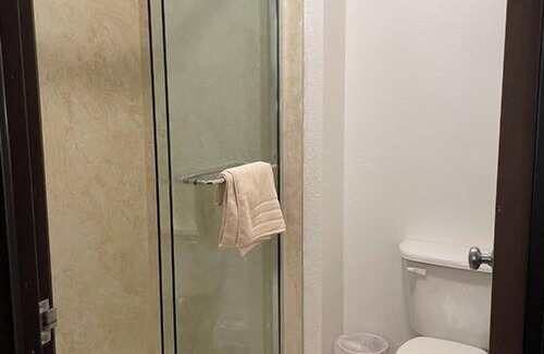 Ashton Hotel | Eagle Peak Lodge & Cabins
