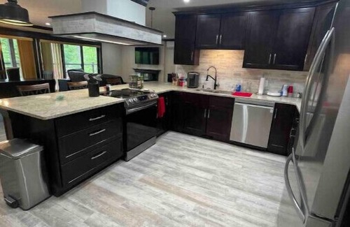 Ashtabula Ski Chalet | Eagle River Retreat~hot tub~riverfront!