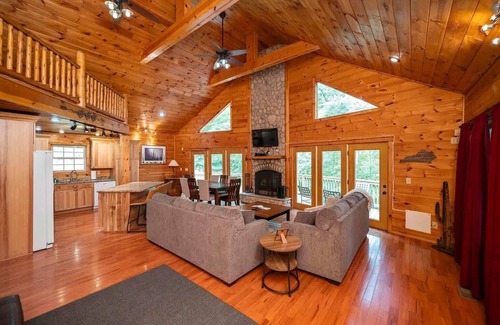 Stanton Cabin | Eagle View RRG -Hot Tub- Newly updated