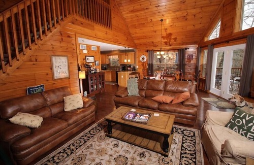 Lakeside Estates Cabin | Eagles Nest' Private hot tub, dock, near famous 'Jumping Bridge'