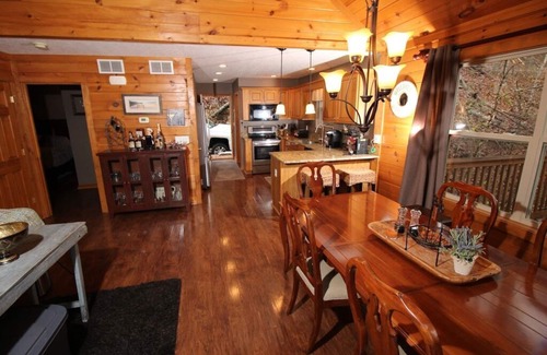 Lakeside Estates Cabin | Eagles Nest' Private hot tub, dock, near famous 'Jumping Bridge'