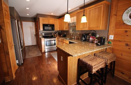 Lakeside Estates Cabin | Eagles Nest' Private hot tub, dock, near famous 'Jumping Bridge'