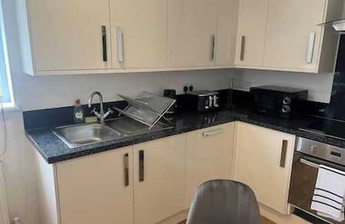 Ealing Common Apartment | Ealing Gem 3 Bath, 2 En-Suite Flat w/Parking