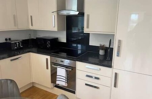 Ealing Common Apartment | Ealing Gem 3 Bath, 2 En-Suite Flat w/Parking