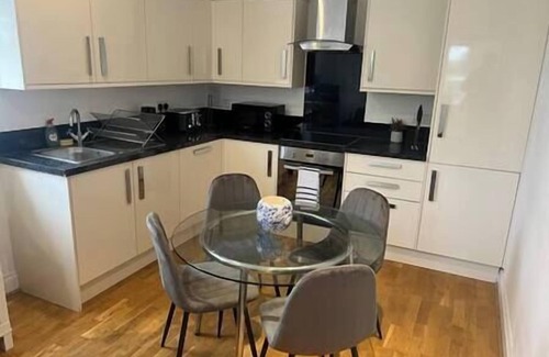 Ealing Common Apartment | Ealing Gem 3 Bath, 2 En-Suite Flat w/Parking