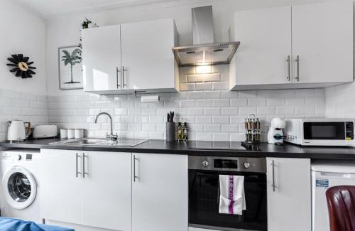 Seven Sisters Apartment | Earth Tones & Greenery: 4BR Flat Sleeps 8