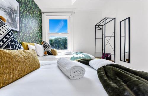 Seven Sisters Apartment | Earth Tones & Greenery: 4BR Flat Sleeps 8