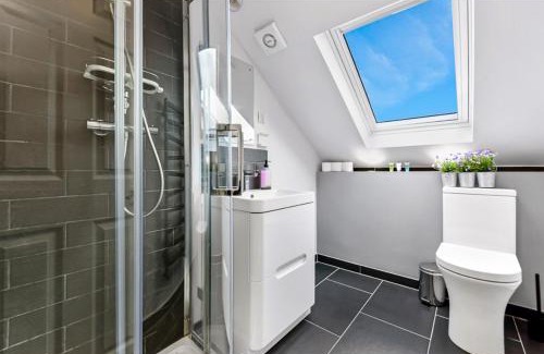 Seven Sisters Apartment | Earth Tones & Greenery: 4BR Flat Sleeps 8