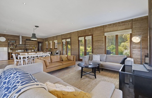 Bonnie Doon House | Earthen home in Bonnie Doon, Australian