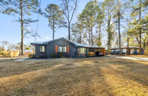 Candler-McAfee Villa | East Atlanta Retreat with 2 Homes Sleeps 16 and Pet Friendly