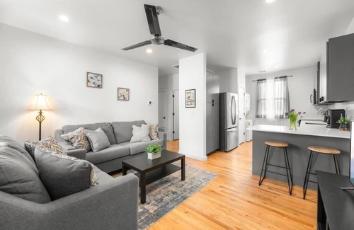 East Cesar Chavez Apartment | East Austin Condo - 2 Bedroom|Free Parking