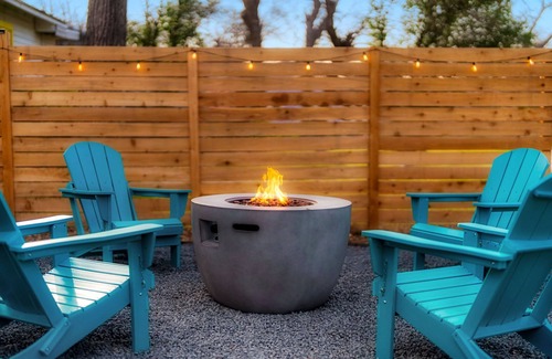 Chestnut House | East Austin Wellness Retreat HotTub Sauna Fire Pit
