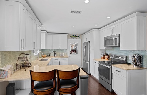 East Boca Raton House | EAST BOCA RATON 1MILE TO BEACH great central location!PRIVATE HEATED SALT POOL