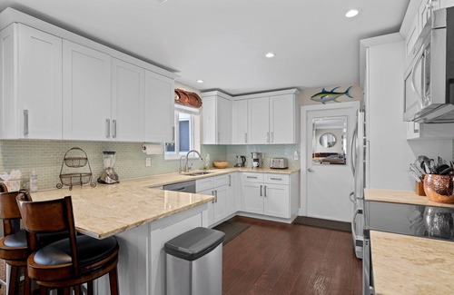 East Boca Raton House | EAST BOCA RATON 1MILE TO BEACH great central location!PRIVATE HEATED SALT POOL