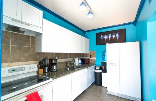Greater East End House | East Downtown Compound. ✓SLEEPS 28✓