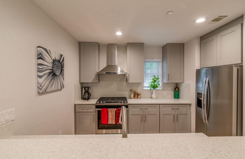 McKinley Heights House | East Downtown Spunky Retreat /Sleeps 16 /Heated Pool