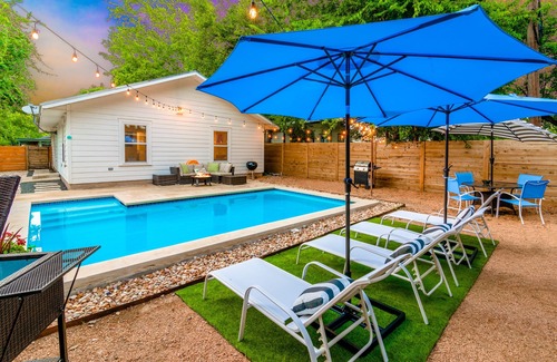 McKinley Heights House | East Downtown Spunky Retreat /Sleeps 16 /Heated Pool