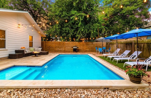 McKinley Heights House | East Downtown Spunky Retreat /Sleeps 16 /Heated Pool
