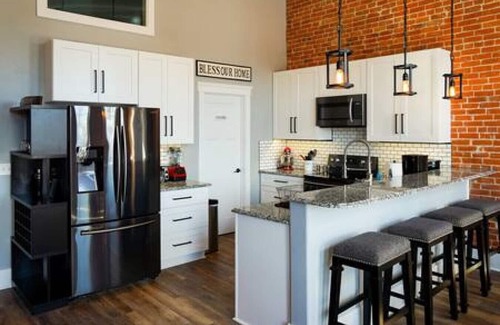 Baker City Apartment | East Empire Theatre Loft, Downtown! Sleeps 4, Local Golfing 50% Off!
