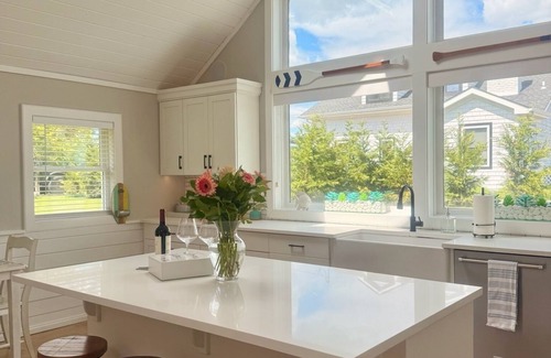 Center Moriches Cottage | East End cottage on water! Outdoor tub&shower! Minutes from Hamptons & wineries.