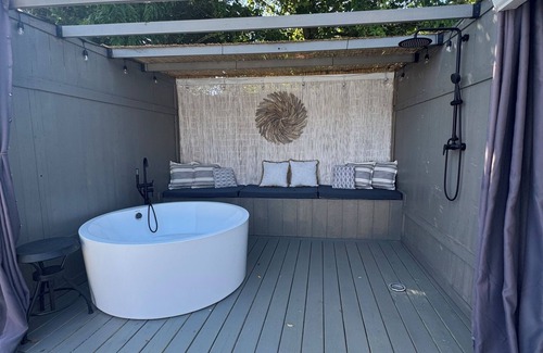 Center Moriches Cottage | East End cottage on water! Outdoor tub&shower! Minutes from Hamptons & wineries.