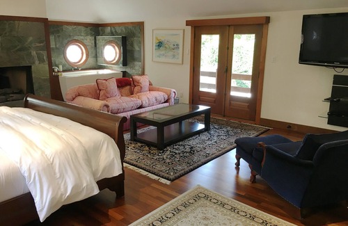 Clearwater Beach Bed & Breakfast | East Hampton Art House Bed & Breakfast