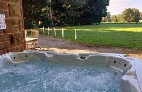 Thornton Hough Cottage | East Lodge Cottage with private hot tub