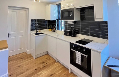 Hoe Street Apartment | East London 1-Bed Apt, Sleeps 2 with Parking