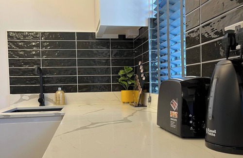 Hoe Street Apartment | East London 1-Bed Apt, Sleeps 2 with Parking