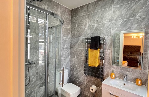 Hoe Street Apartment | East London 1-Bed Apt, Sleeps 2 with Parking