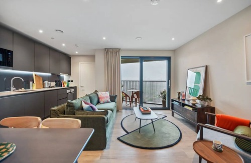 Bromley North Apartment | East London Skyline Retreat