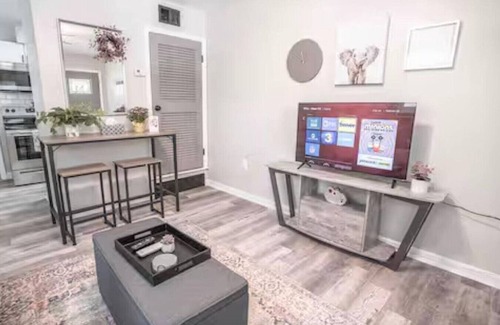 Franklin Park Apartment | East Market Retreat!