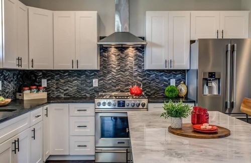 Shelby Hills House | East Nash | Hot tub | Sleeps 12 | 2Mi to Broadway