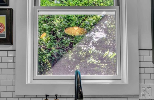 Greenwood Apartment | East Nashville Greenwood Treehouse Close to DT!