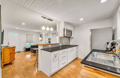 Chestnut House | East Side Blue Bonnet Cottage