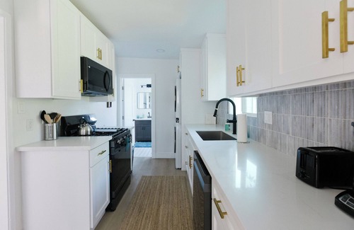 Eagle Rock House | East Side Hillside Hideaway