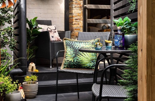 Daylesford Apartment | East St 3 is one of three contemporary apartments set within beautiful gardens