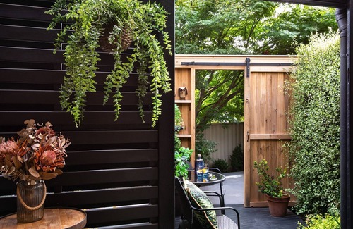 Daylesford Apartment | East St 3 is one of three contemporary apartments set within beautiful gardens