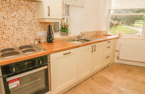 Aysgarth Cottage | EAST STONELEA, pet friendly, with open fire in Leyburn